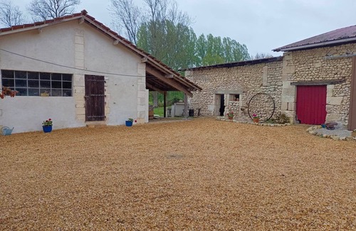 Petit-Bersac House | Large 4 bed house 10 mins walk from a river beach