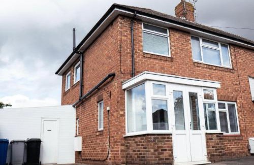 Burton Latimer House | Large 4 BedroomProperty driveway and 3 bathrooms