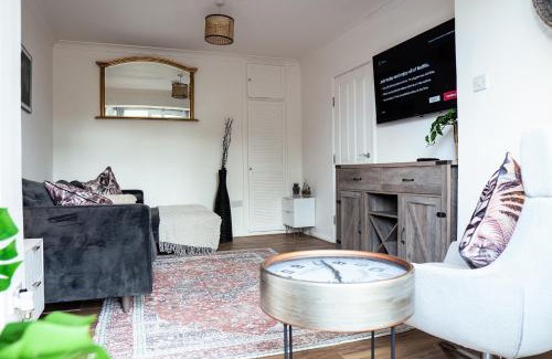 Burton Latimer House | Large 4 BedroomProperty driveway and 3 bathrooms