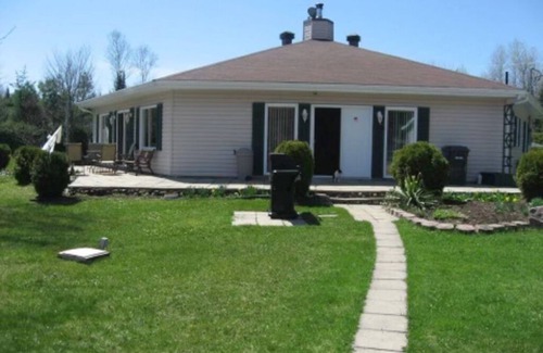 Notre-Dame-de-Pontmain Cottage | Large 4-Season Waterfront Cottage. Multi-family and Pet-Friendly!