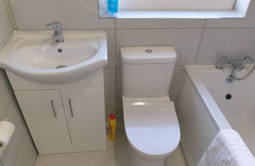 Slough House | Large 4bed house up to 7beds parking Slough Train Station