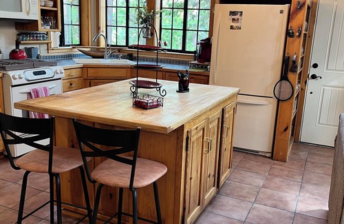 Long Barn Cabin | Large 5-bedroom cabin in Cold Springs w/WiFi near Dodge Ridge & Pinecrest Lake