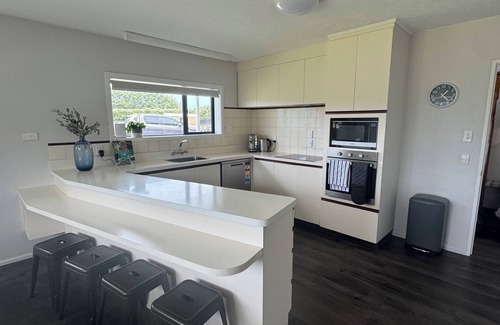 Harewood House | Large 5 Bedroom home 10mins to Christchurch airport. Wheelchair facilities