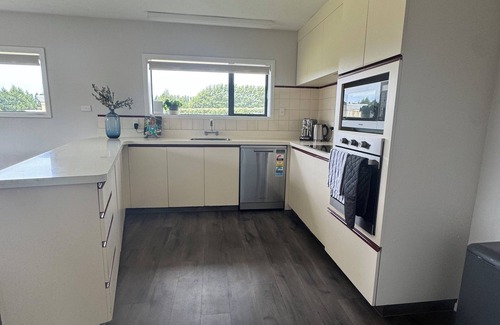 Harewood House | Large 5 Bedroom home 10mins to Christchurch airport. Wheelchair facilities