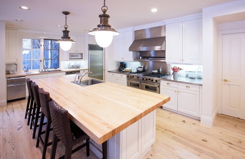 Aspen House | Large 5-bedroom house with AC in Aspen Core, 3 blocks to gondola