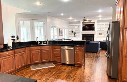 Evans House | Large 5B/3.5b home with 6 gel foam beds Genetix 14