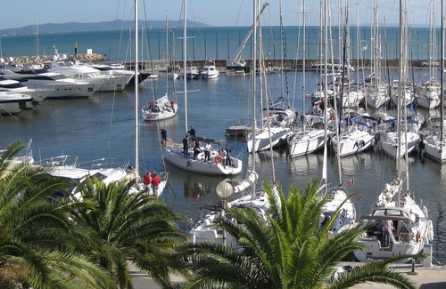 Toulon - Hyeres Apartment | Large air-conditioned studio on the port of Hyères facing the sea