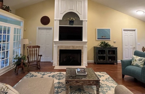 Zanesville Condo | Large and airy condo close to hospital, restaurants, and parks