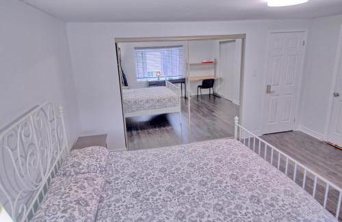 Thornhill House | Large and beautiful master room with private bathroom