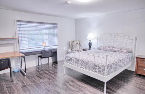 Thornhill House | Large and beautiful master room with private bathroom