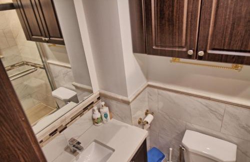 Thornhill House | Large and beautiful master room with private bathroom