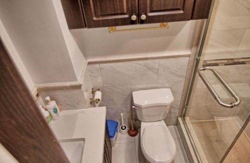 Thornhill House | Large and beautiful master room with private bathroom