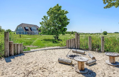 Gatten House | Large and beautifully situated vacation home with large garden and whirlpool bath.