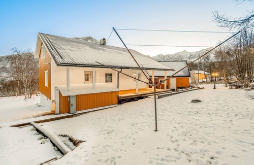 Tromvik House | Large and cozy cottage on the island of Kvaløya in the north of Norway.