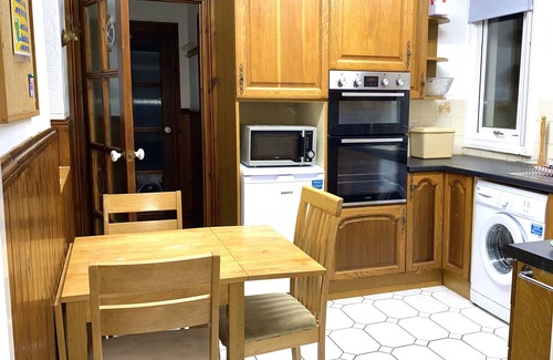 Weston-super-Mare Apartment | Large Apartment with private bathroom