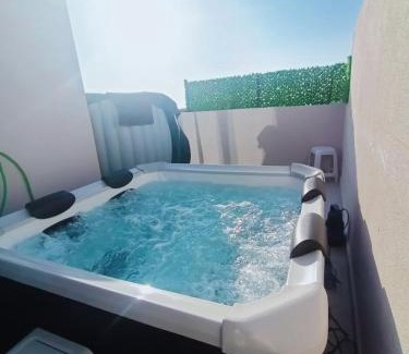 Bordj el Kiffan Apartment | Large Apartment, Sea View, Jacuzzi & Family Games