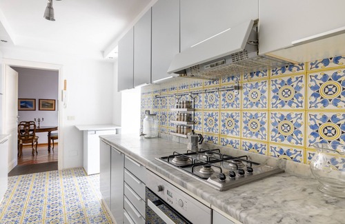 Rione VII Regola Apartment | Large apartment view of Campo Dei Fiori total up to 8 + 2 people