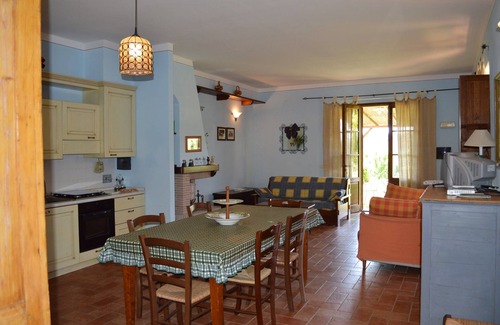 Asciano Apartment | Large apartment with shared swimming pool in Crete Senesi