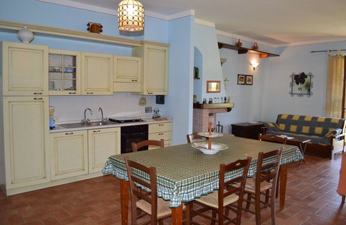 Asciano Apartment | Large apartment with shared swimming pool in Crete Senesi