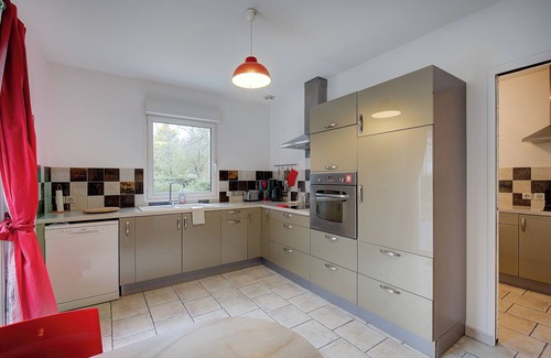 Tours House | Large bright house for 6 people - Enclosed courtyard for 3 vehicles - Terrace