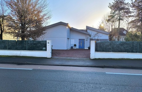Tours House | Large bright house for 6 people - Enclosed courtyard for 3 vehicles - Terrace