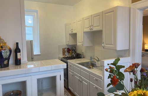 Lower Nob Hill Apartment | Large bright Nob Hill “Studio”