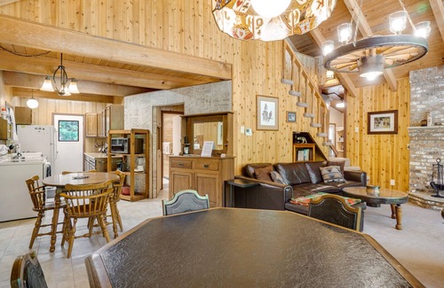 Elk Meadows Cabin | Large cabin with fast WiFi & outdoor dining area - direct access to Yakima River