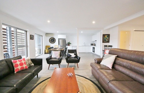 Dubbo Apartment | Large CBD Apartment Dubbo- Sleeps 7 with 2 Bathrooms