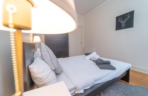 Leith Apartment | Large City Corner Apartment