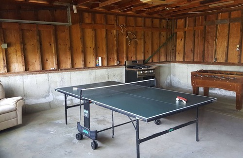 Waterbury House | Large, Comfortable, Retro 1970s Hillside Chalet
