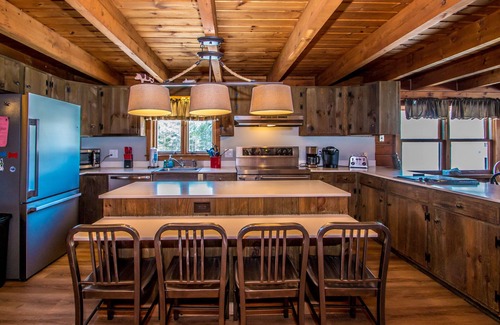Jackson House | Large Cozy Log Cabin Overlooking Black Mountain - Storyland Minutes Away