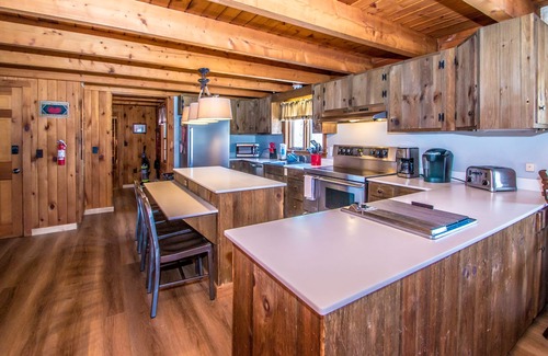 Jackson House | Large Cozy Log Cabin Overlooking Black Mountain - Storyland Minutes Away