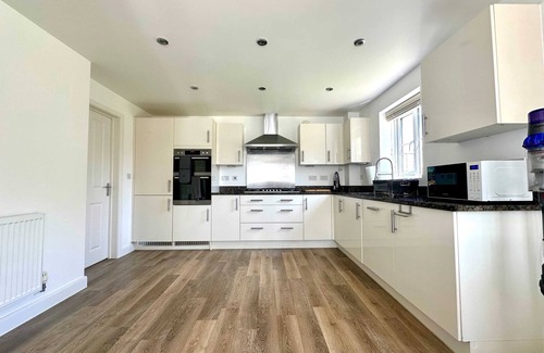 Bicester House | Large Detached 5 bedroom House in Bicester