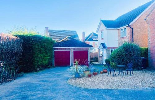 Ely House | Large detached House in ELY with FREE private parking