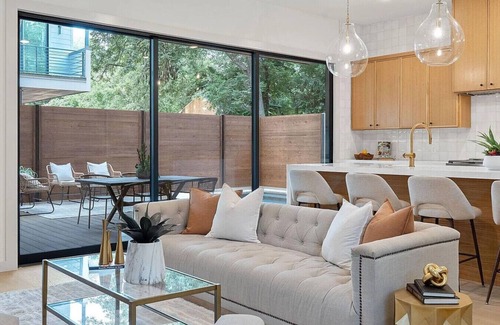 East Cesar Chavez House | Large Downtown Designer Oasis | Private Pool + Spa