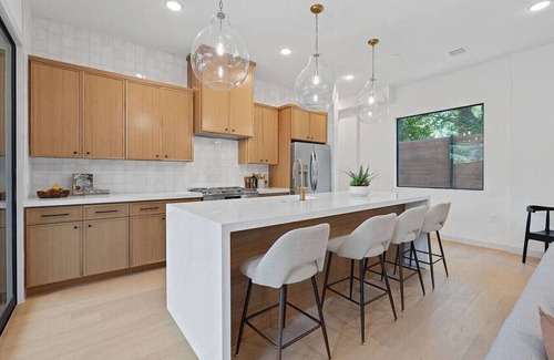 East Cesar Chavez House | Large Downtown Designer Oasis | Private Pool + Spa