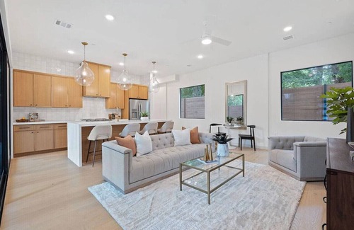 East Cesar Chavez House | Large Downtown Designer Oasis | Private Pool + Spa