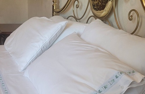 Luino House | Large downtown Luino apartment with lake views