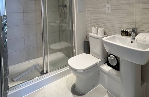 Park Royal Apartment | Large En-suite in Shared Apartment