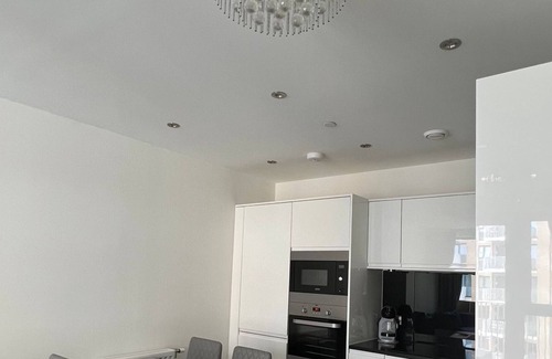 Park Royal Apartment | Large En-suite in Shared Apartment