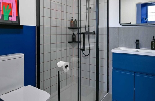 Hoxton West Apartment | Large Ensuite Bedroom Close to Angel & Shoreditch