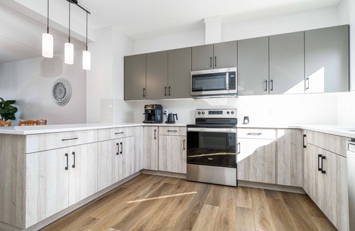 St. Albert House | Large family home in St Albert sleeps 10, EV rental available, 15min to WEM