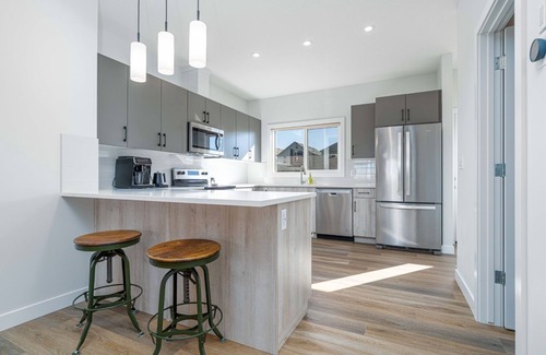 St. Albert House | Large family home in St Albert sleeps 10, EV rental available, 15min to WEM