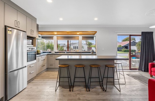 Mount Maunganui House | Large Family Home in quiet Reilly Ave, bring the family dog. Walk to beach.