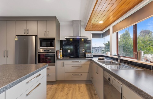 Mount Maunganui House | Large Family Home in quiet Reilly Ave, bring the family dog. Walk to beach.