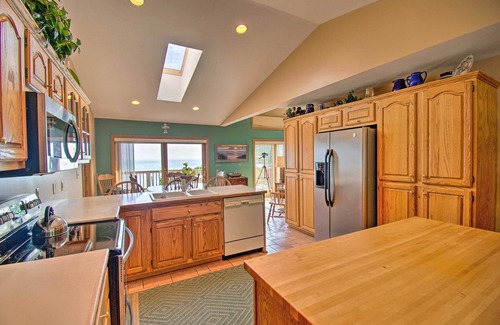 Richmondville House | Large Family Home w/Deck & Yard on Lake Huron