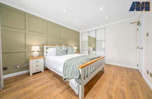 Glasgow House | Large Family Home with Hot Tub or Jacuzzi, Log Burner