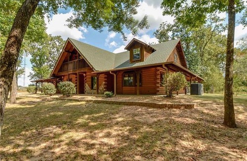 Canton House | Large Family ~ Reunions ~ Retreats ~ First Monday ~ Pool ~ Pet Friendly !