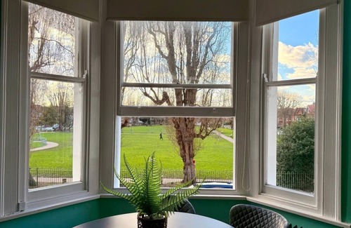 Ravenscourt Park Apartment | Large flat close to tube zone 2