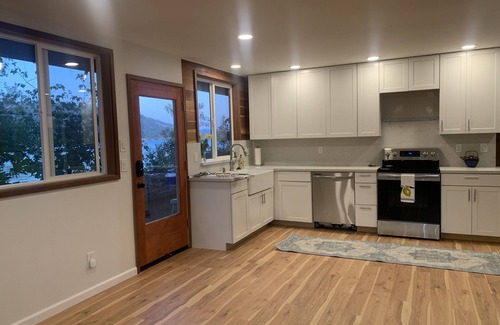 Kelseyville House | Large Group Property directly on the Lake!